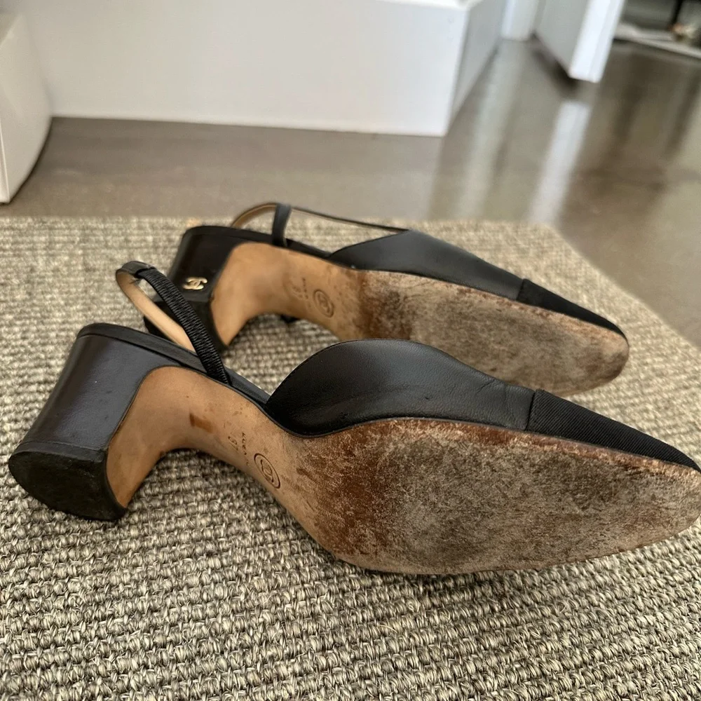 CHANEL Black Interlocking CC Logo Leather Slingback Pumps - Picture 14 of 15